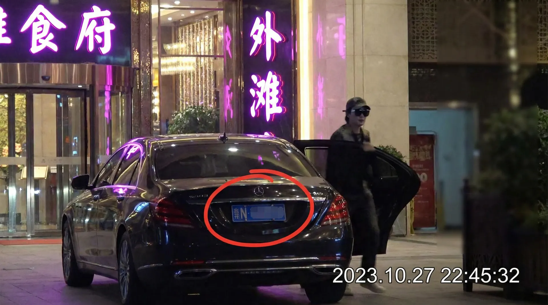 黄色软件18 - 豪车餐厅外偷拍